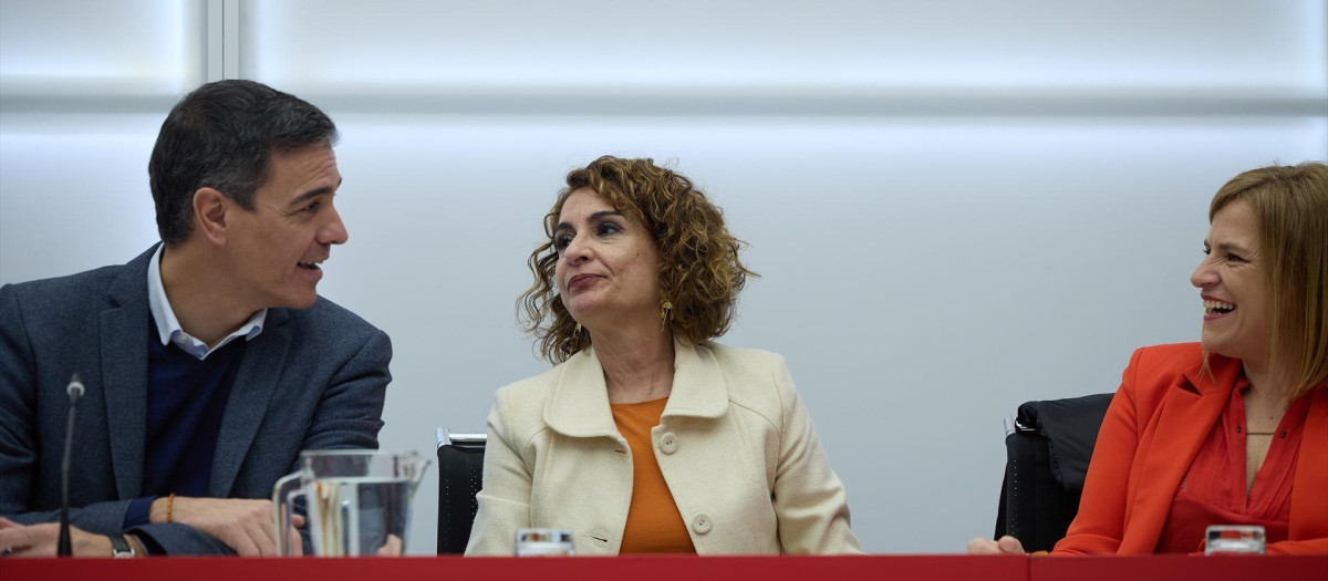 Imagen de archivo de Pedro Sánchez, María Jesús Montero y Pilar Bernabé  durante una reunión de la Comisión Ejecutiva Federal en la sede federal del PSOE