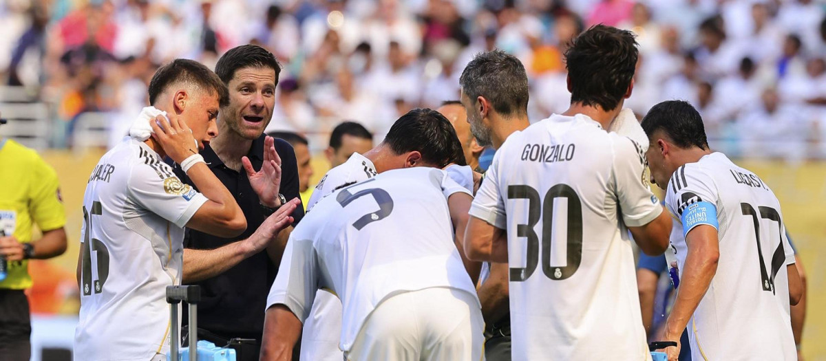 Xabi Alonso da indicaciones a sus futbolistas en el partido frente Al-Hilal