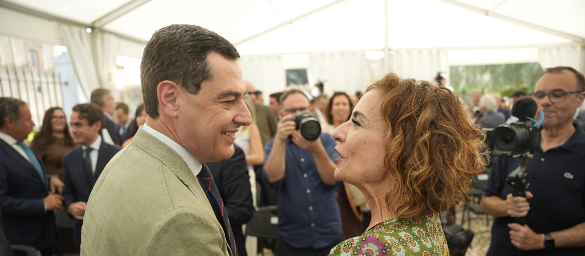 El saludo entre Juanma Moreno y María Jesús Montero, este pasado viernes, en un acto sobre las obras de ampliación del Metro de Sevilla
El presidente de la Junta de Andalucía, Juanma Moreno, saluda a la vicepresidenta primera del Gobierno y ministra de Hacienda, María Jesús Montero, durante el acto de Inicio de las obras del subtramo III de la Línea 3 de metro de Sevilla. A 20 de junio de 2025, en Sevilla (Andalucía, España). Las obras del subtramo III de la Línea 3 Norte, cuenta con un presupuesto de más de 173 millones de euros y discurre durante más de un kilómetro por Doctor Fedriani y San Juan de Ribera hasta el cruce con la Ronda Histórica pasando por el Hospital Virgen Macarena.

Joaquin Corchero / Europa Press
20/6/2025