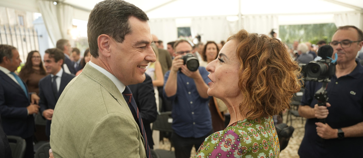 El saludo entre Juanma Moreno y María Jesús Montero, este pasado viernes, en un acto sobre las obras de ampliación del Metro de Sevilla
El presidente de la Junta de Andalucía, Juanma Moreno, saluda a la vicepresidenta primera del Gobierno y ministra de Hacienda, María Jesús Montero, durante el acto de Inicio de las obras del subtramo III de la Línea 3 de metro de Sevilla. A 20 de junio de 2025, en Sevilla (Andalucía, España). Las obras del subtramo III de la Línea 3 Norte, cuenta con un presupuesto de más de 173 millones de euros y discurre durante más de un kilómetro por Doctor Fedriani y San Juan de Ribera hasta el cruce con la Ronda Histórica pasando por el Hospital Virgen Macarena.

Joaquin Corchero / Europa Press
20/6/2025