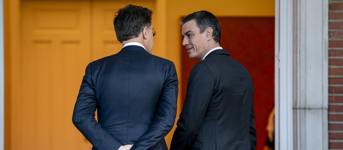 El presidente del Gobierno, Pedro Sánchez (d), recibe al secretario general de la OTAN, Mark Rutte (i)
