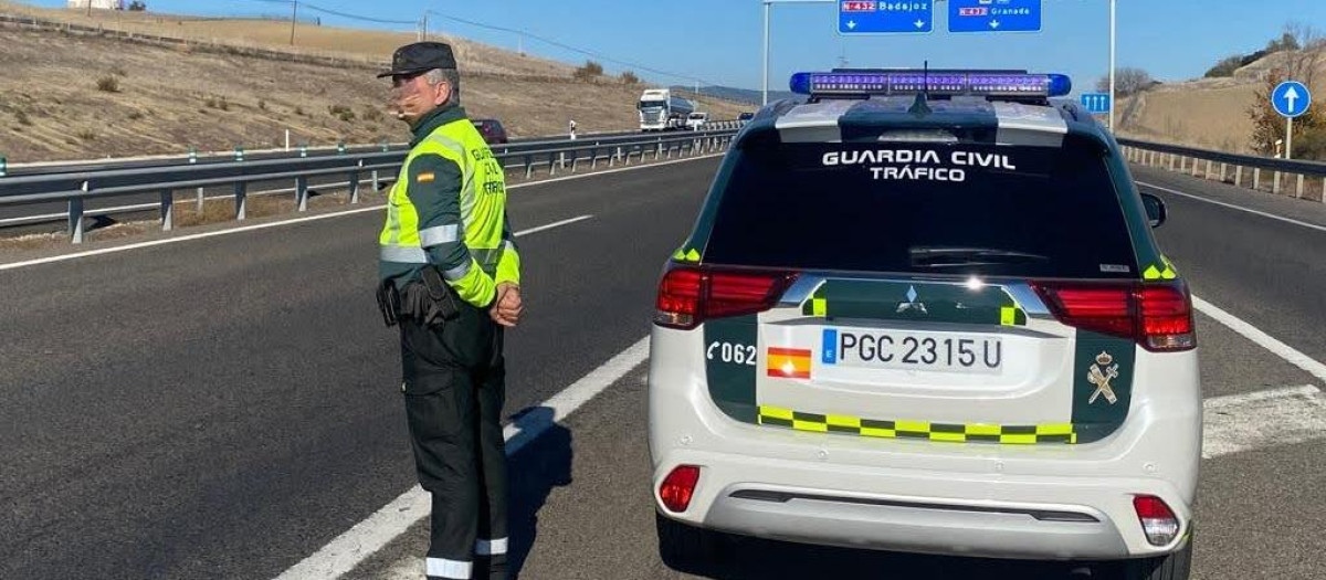 Guardia Civil en un control de carretera
