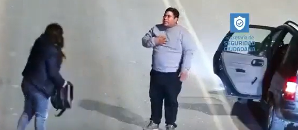 La joven recoge la mochila mientras discute con el conductor del coche