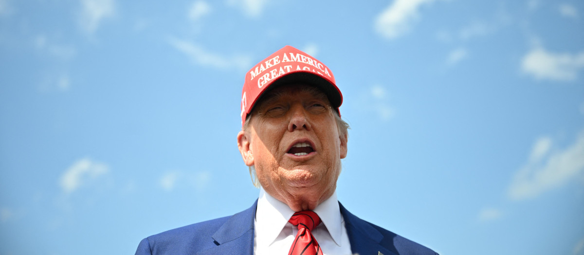 El presidente de Estados Unidos, Donald Trump, habla con la prensa a su llegada al Aeropuerto Municipal de Morristown, Nueva Jersey
