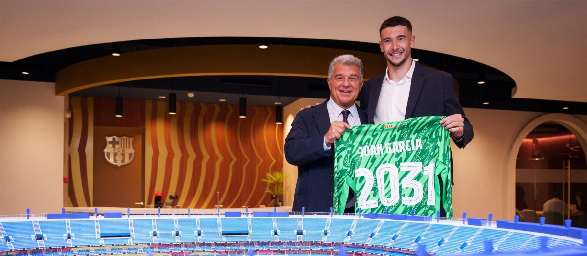 El portero Joan Garcia tras firmar su contrato con el Barcelona hasta 2031