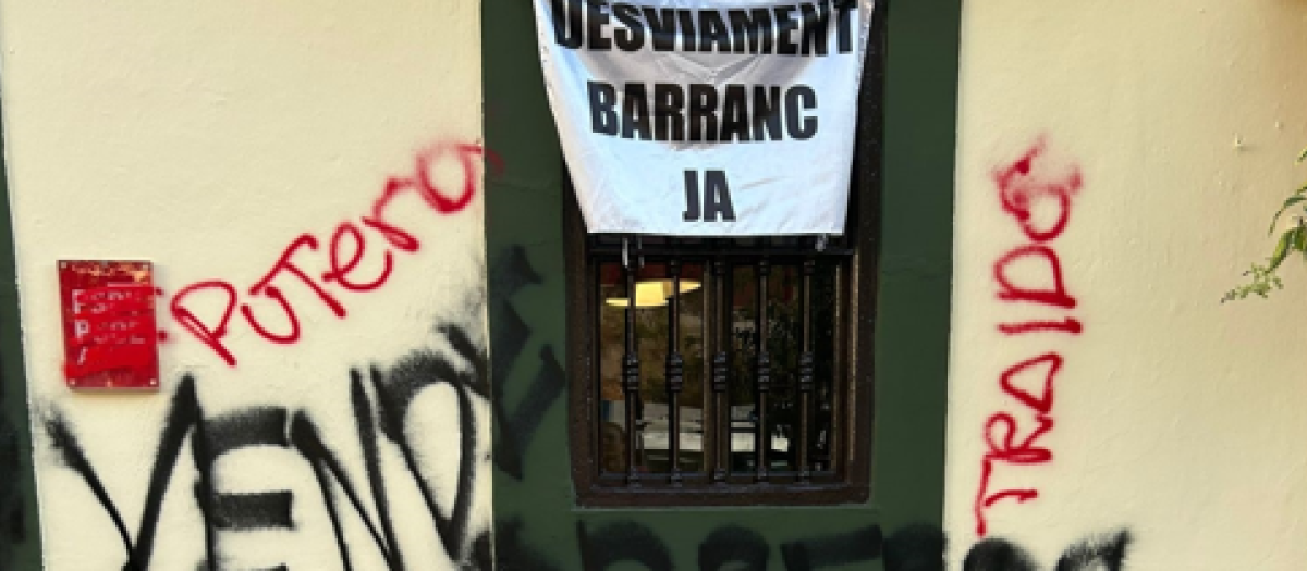 Imagen de pintadas contra Pedro Sánchez y el PSOE por la corrupción, en la sede del partido en Aldaia, Valencia
