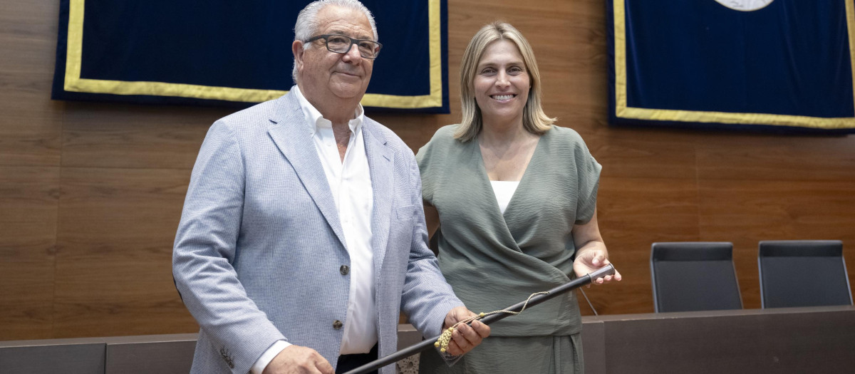 Imagen de Marta Barrachina junto a Rafael Albert, tras ser investido nuevo alcalde de Oropesa del Mar, Castellón