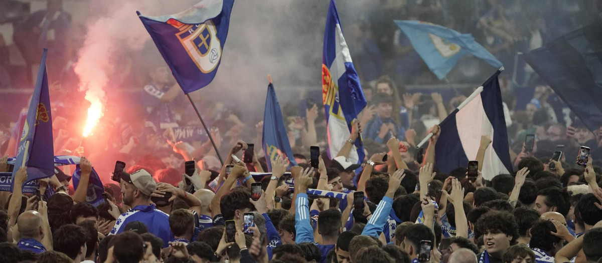La afición del Oviedo celebra el ascenso a Primera División