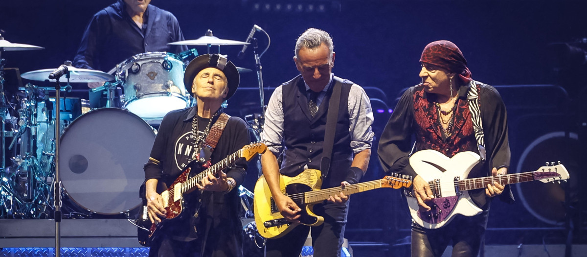 El músico Bruce Springsteen durante el concierto que ofrece con la E Street Band este sábado en el estadio de Anoeta, en San Sebastián