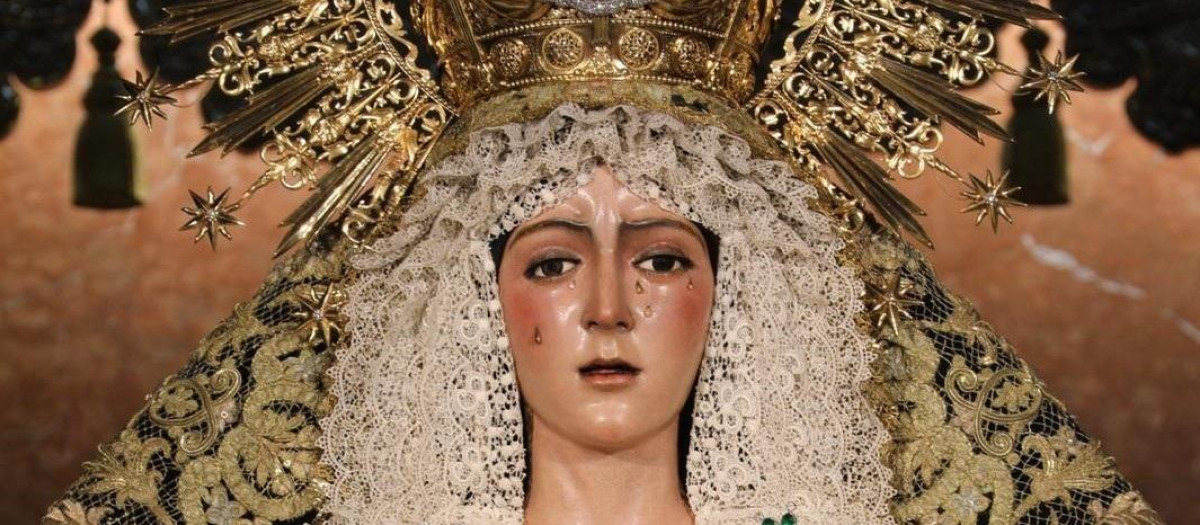 La imagen «ha sido repuesta nuevamente al culto tras corregirse un efecto indeseado provocado por las pestañas sustituidas durante la intervención»
REMITIDA / HANDOUT por ÁLVARO HERAS / HERMANDAD DE LA MACARENA
Fotografía remitida a medios de comunicación exclusivamente para ilustrar la noticia a la que hace referencia la imagen, y citando la procedencia de la imagen en la firma
21/6/2025