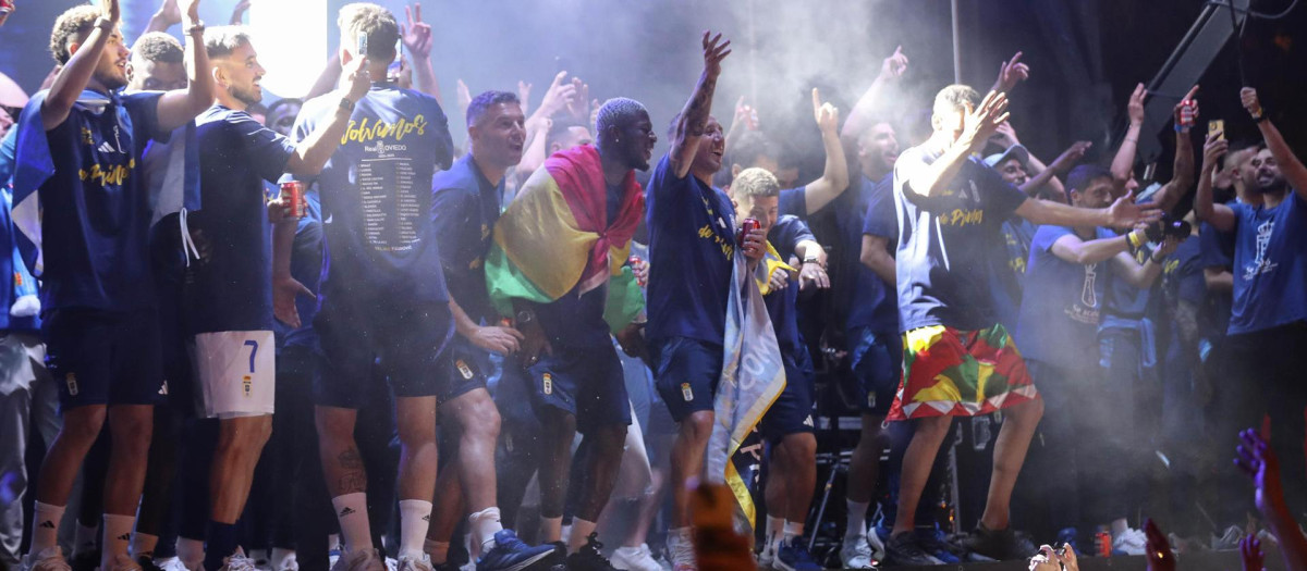 Los jugadores del Oviedo celebran el ascenso a Primera División