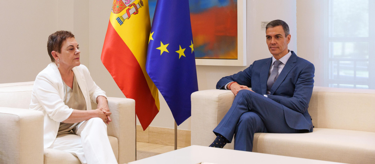 El presidente del Gobierno, Pedro Sánchez, mantiene un encuentro con la portavoz de EH Bildu en el Congreso de los DIputados, Mertxe Aizpurua, en el Complejo de la Moncloa