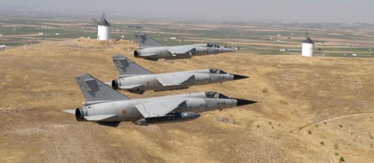 Tres Mirage F-1 del Ala 14 del Ejército del Aire vuelan en formación