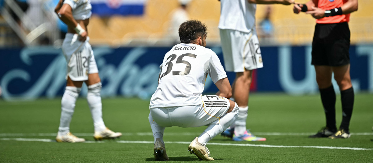 Raúl Asencio se lamenta tras ver la roja directa
