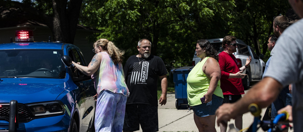 Una persona que declaró tener familiares presentes en el servicio religioso pregunta a un agente de policía dónde puede encontrar más información sobre sus seres queridos