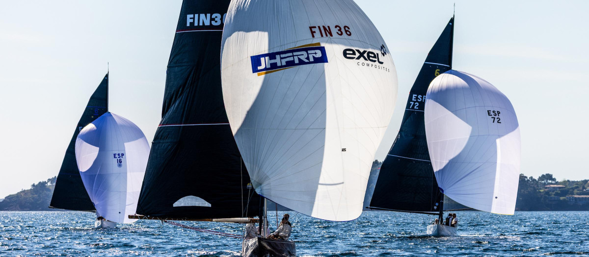 El Joy (FIN 36) compitiendo en Sanxenxo por delante del Titia (ESP 72) y del Bribon (ESP 16)
