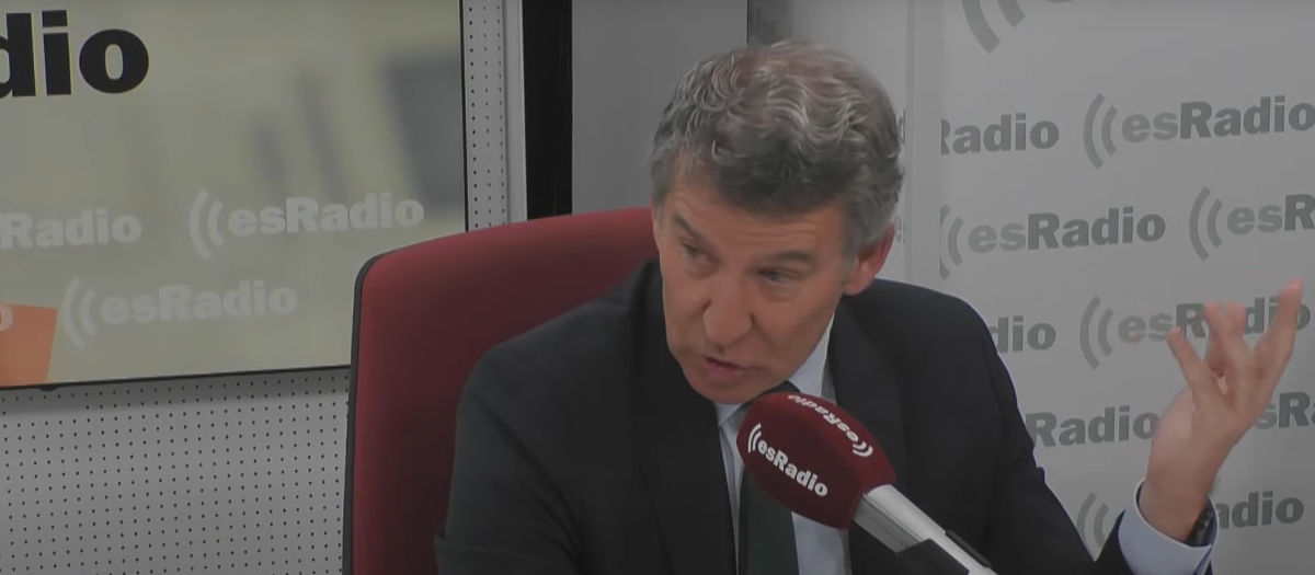 El presidente del PP, Alberto Núñez Feijóo, durante una entrevista