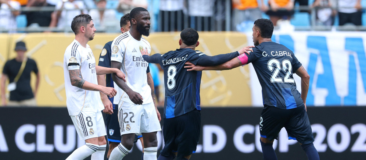 Antonio Rüdiger se enzarza con Gustavo Cabral durante el Real Madrid - Pachuca