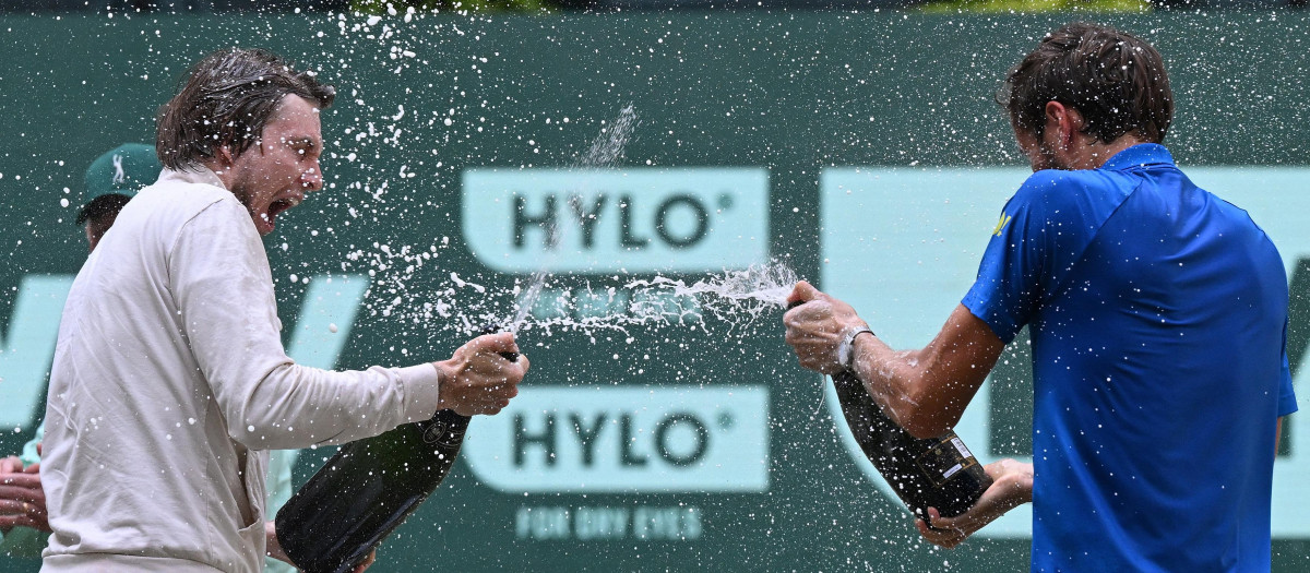 Daniil Medvedev y Alexander Bublik tras la final del ATP Halle