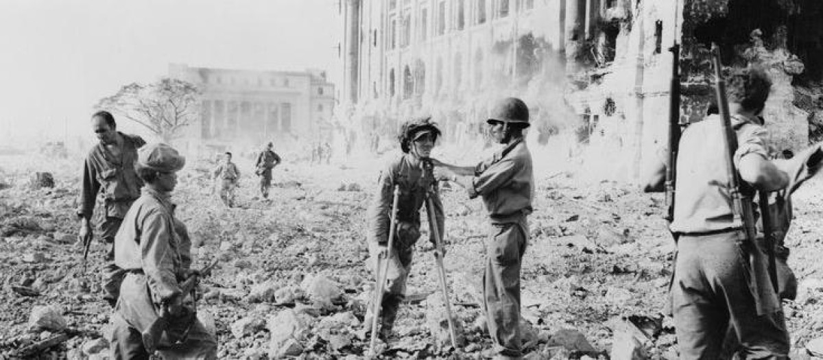 Las fuerzas imperiales japonesas heridas se rinden a los soldados estadounidenses y filipinos