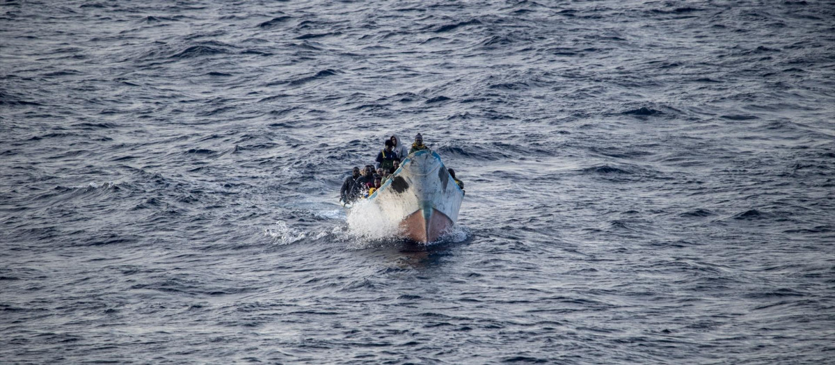 Un cayuco a su llegada al puerto de La Restinga en El Hierro, Canarias