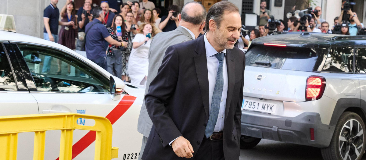 El exministro de Transportes José Luis Ábalos a su llegada al Tribunal Supremo, a 23 de junio de 2025, en Madrid (España). El instructor del 'caso Koldo' en el Tribunal Supremo (TS) ha citado a declarar como investigados al exministro de Transportes José Luis Ábalos y al que fuera su asesor ministerial, Koldo García, por los presuntos amaños de obra pública en los que también estaría implicado el ya ex secretario de Organización del PSOE, Santos Cerdán, citado para el 25 de junio.

Jesús Hellín / Europa Press
23 JUNIO 2025;ÁBALOS;KOLDO;OPERACIÓN DELORME;: SUPREMO
23/6/2025