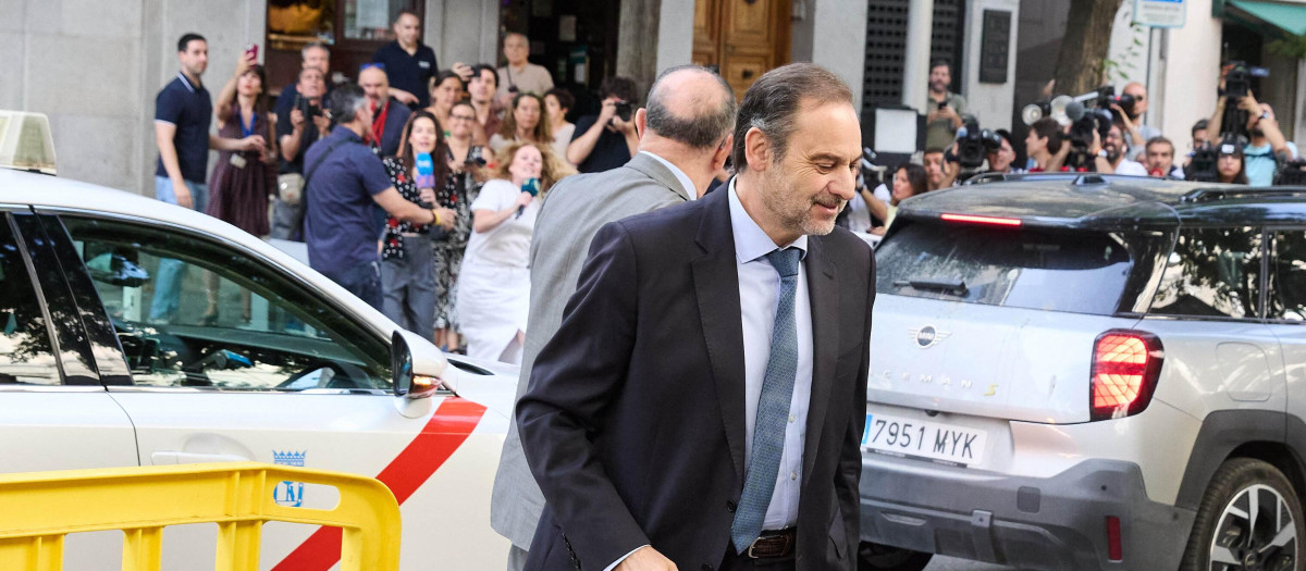 El exministro de Transportes José Luis Ábalos a su llegada al Tribunal Supremo, a 23 de junio de 2025, en Madrid (España). El instructor del 'caso Koldo' en el Tribunal Supremo (TS) ha citado a declarar como investigados al exministro de Transportes José Luis Ábalos y al que fuera su asesor ministerial, Koldo García, por los presuntos amaños de obra pública en los que también estaría implicado el ya ex secretario de Organización del PSOE, Santos Cerdán, citado para el 25 de junio.

Jesús Hellín / Europa Press
23 JUNIO 2025;ÁBALOS;KOLDO;OPERACIÓN DELORME;: SUPREMO
23/6/2025