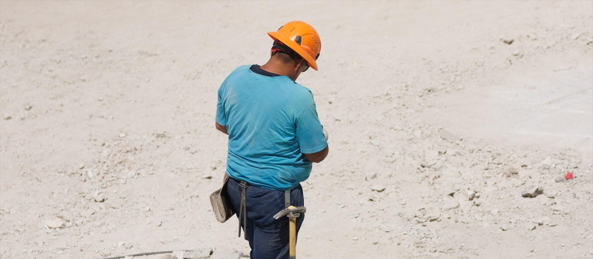 Un obrero durante la construcción de una obra en Madrid.