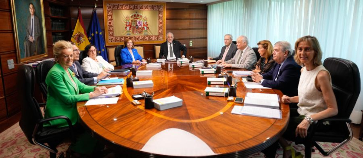 MADRID, 23/06/2025.- El presidente y la vicepresidenta del Tribunal Constitucional (TC), Cándido Conde Pumpido (fondo) e Inmaculada Montalbán (a su dcha), respectivamente, durante el pleno histórico de cinco días, que ha arrancado este lunes en Madrid, centrado en exclusiva en la ley de amnistía, con una ponencia que propone avalar la norma en líneas generales y que augura un debate intenso entre sus magistrados. EFE/ Borja Sanchez-Trillo