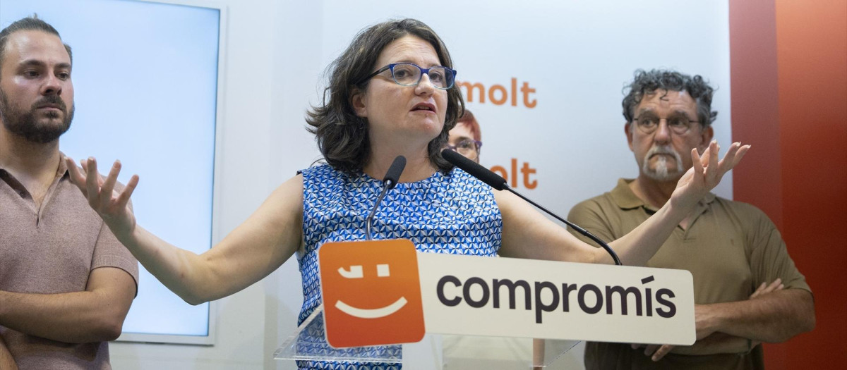 Imagen de Mónica Oltra con Alberto Ibáñez (izquierda) y Àgueda Micó detrás el día en que anunció su dimisión