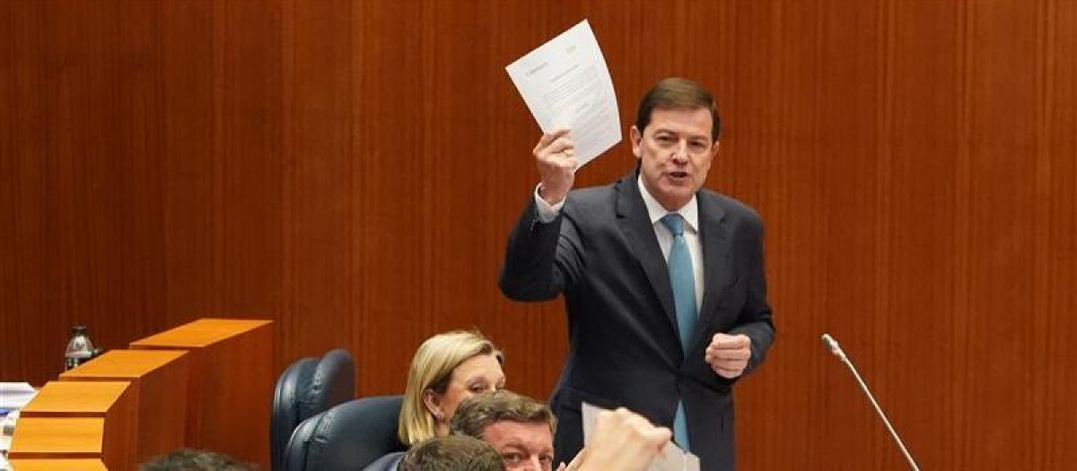 Mañueco enseñando unos papeles