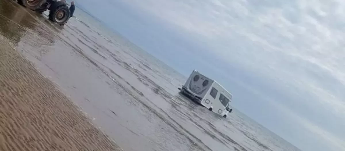Imagen de la caravana ya engullida por la marea, no pudieron hacer nada