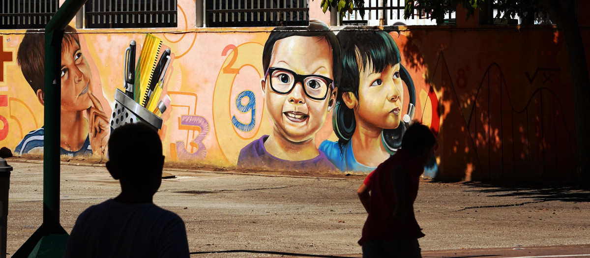 Niños en el patio de un centro escolar de Málaga