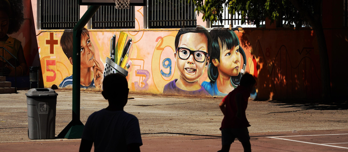 Niños en el patio de un centro escolar de Málaga