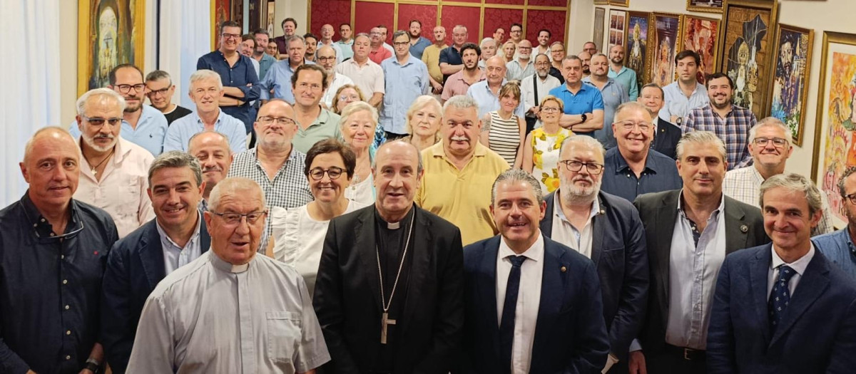 El obispo de Córdoba, Jesús Fernández, en la Agrupación de Cofradías
