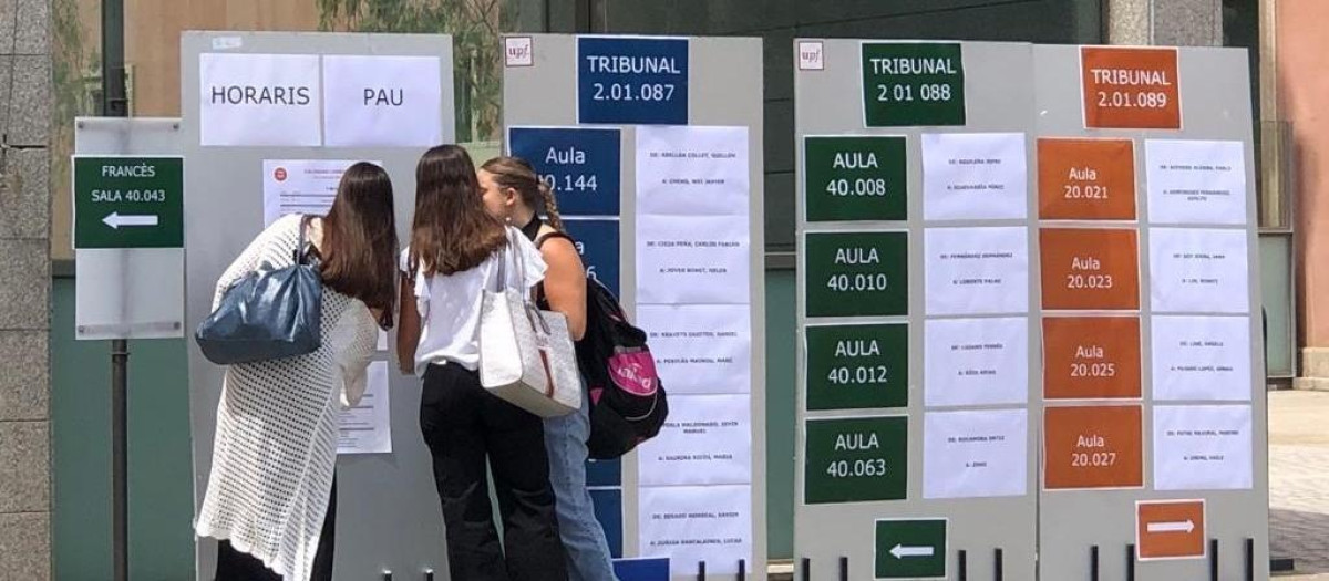 Estudiantes consultan sus tribunales de las PAU en la UPF de Barcelona, en una imagen de archivo