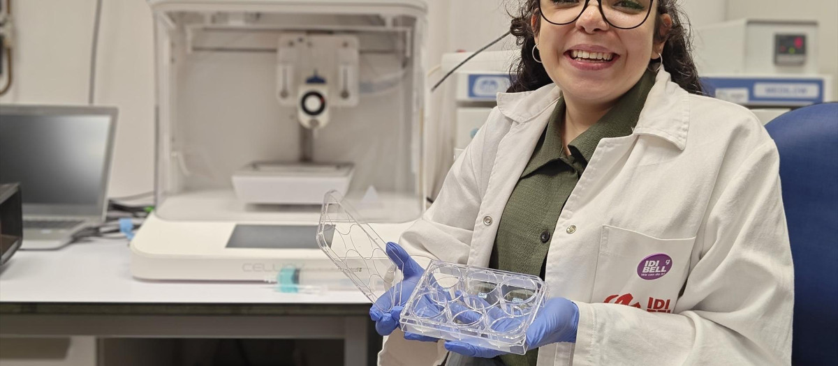 La coprimera autora del estudio, Laura Casado, con una muestra de tejido cardíaco generado mediante bioimpresión 3D