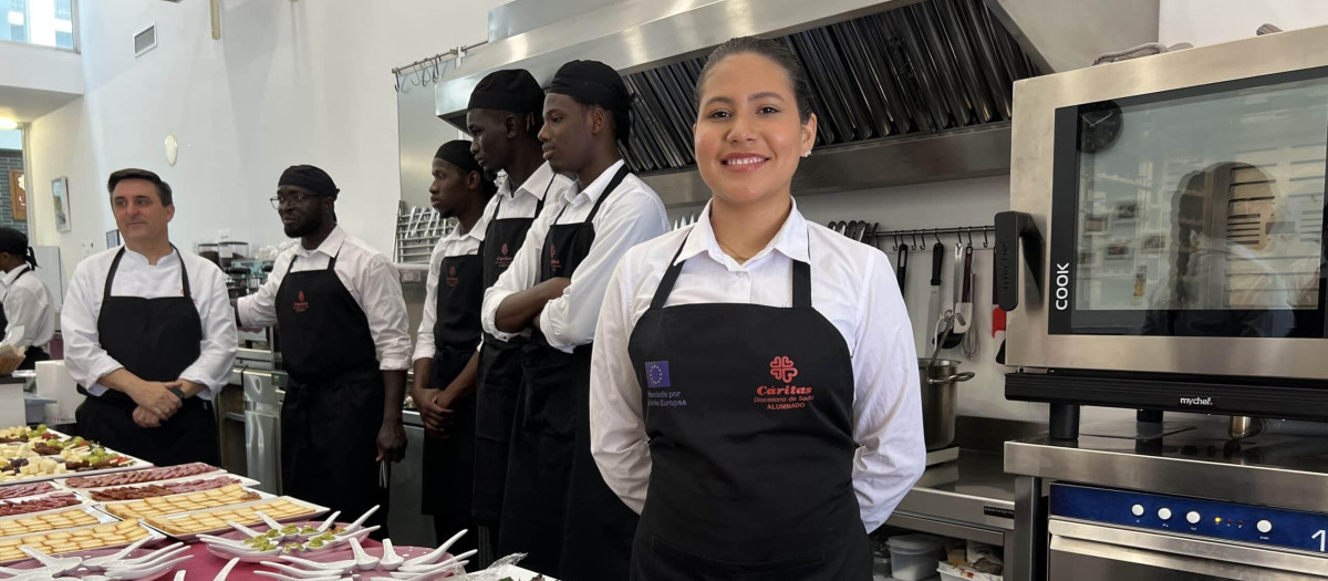Una joven procedente de Venezuela aprende hostelería en el Centro Diocesano de Formación de Cáritas Sevilla