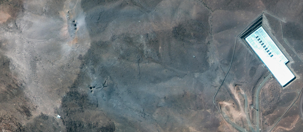 Esta imagen satelital proporcionada por Maxar Technologies, tomada el 22 de junio de 2025, muestra un primer plano de los cráteres tras los ataques estadounidenses contra la Planta de Enriquecimiento de Combustible Fordow (FFEP) de Irán, al noreste de la ciudad de Qom.