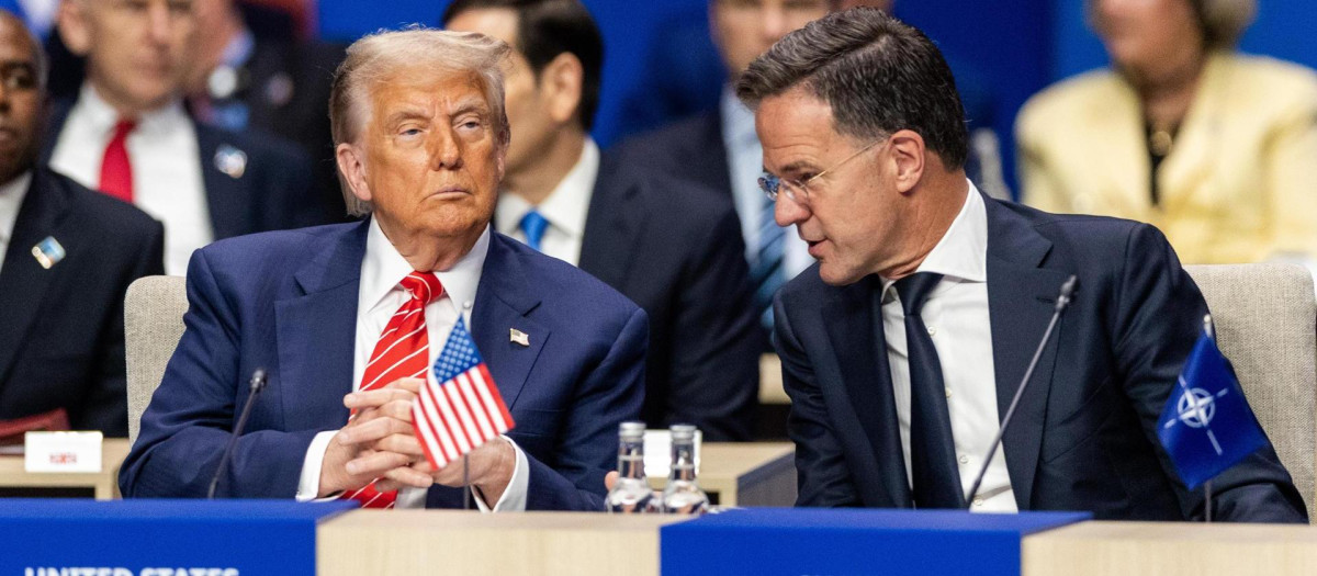 El secretario general de la OTAN junto al presidente de Estados Unidos durante la reunión de la cumbre