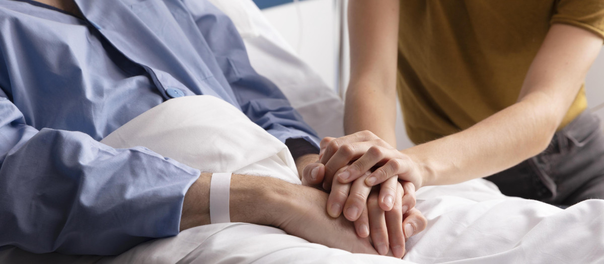 Mujer visitando a su marido enfermo