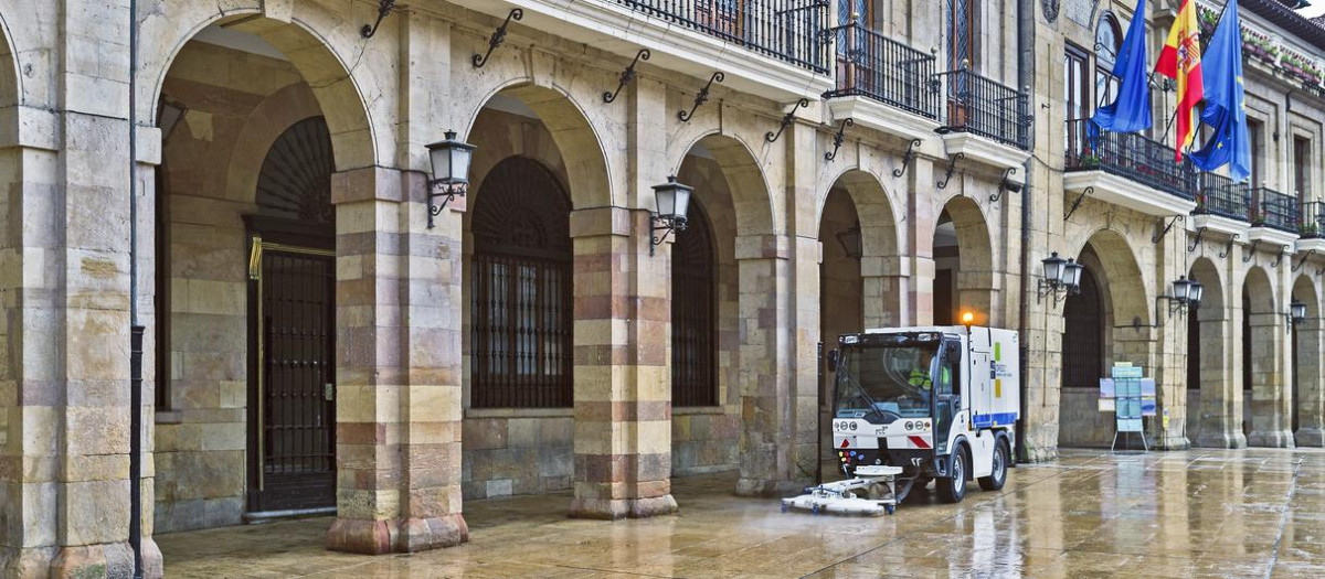 Vehículo de limpieza en la Plaza de la Constitución de Oviedo.
