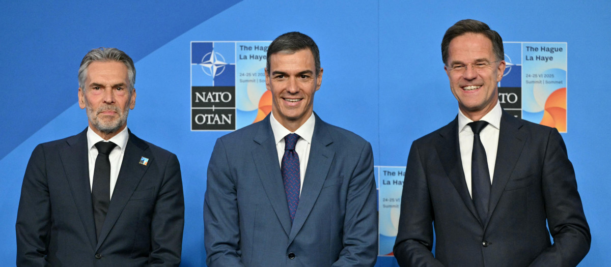Pedro Sánchez junto a Rutte y Schoof en la cumbre de la OTAN