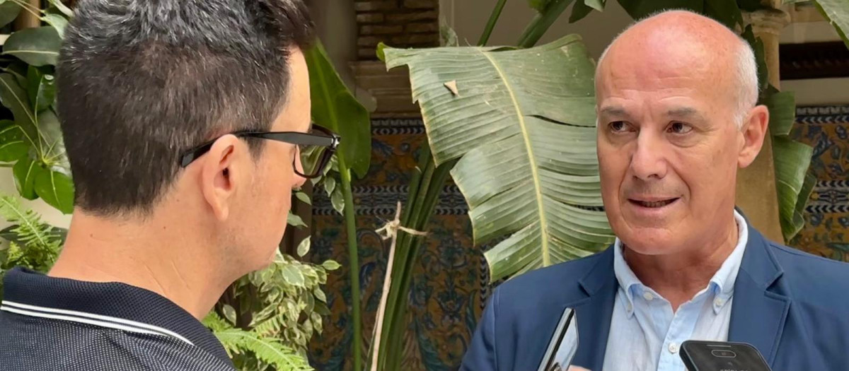 Narciso Michavila, atendiendo a los medios antes de su charla