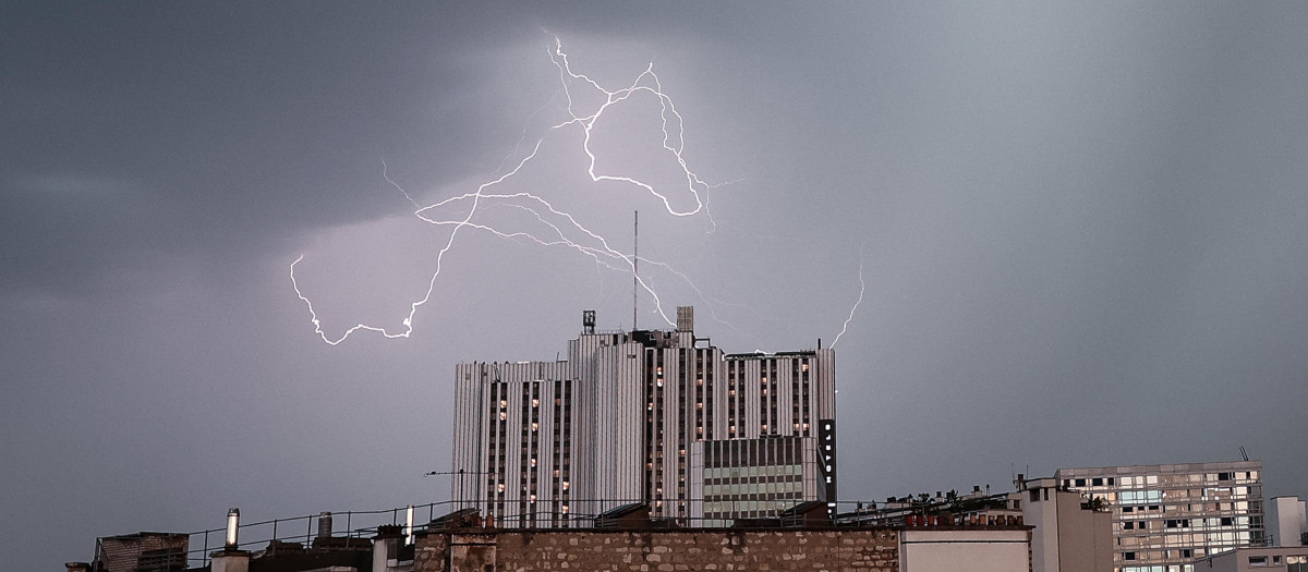 Imagen de uno de los rayos de la tormenta eléctrica de este miércoles en París