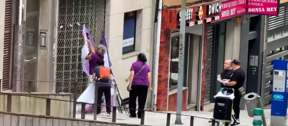 Arrancan los carteles contra el "machismo socialista" en la sede del PP en Santiago