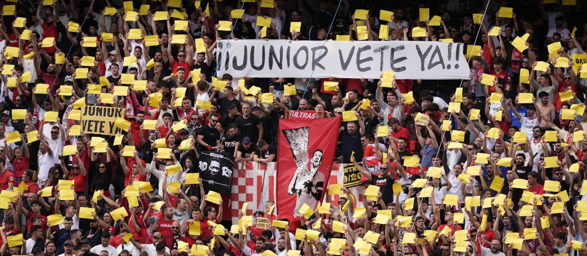 La afición del Sevilla contra Del Nido Carrasco