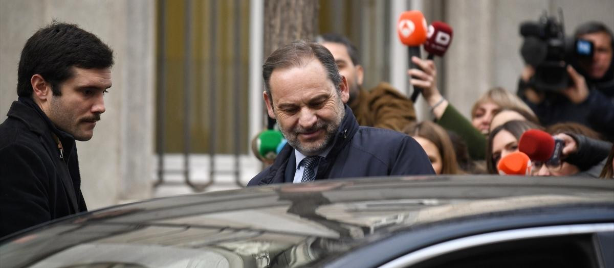 Ábalos subiéndose a un coche oficial