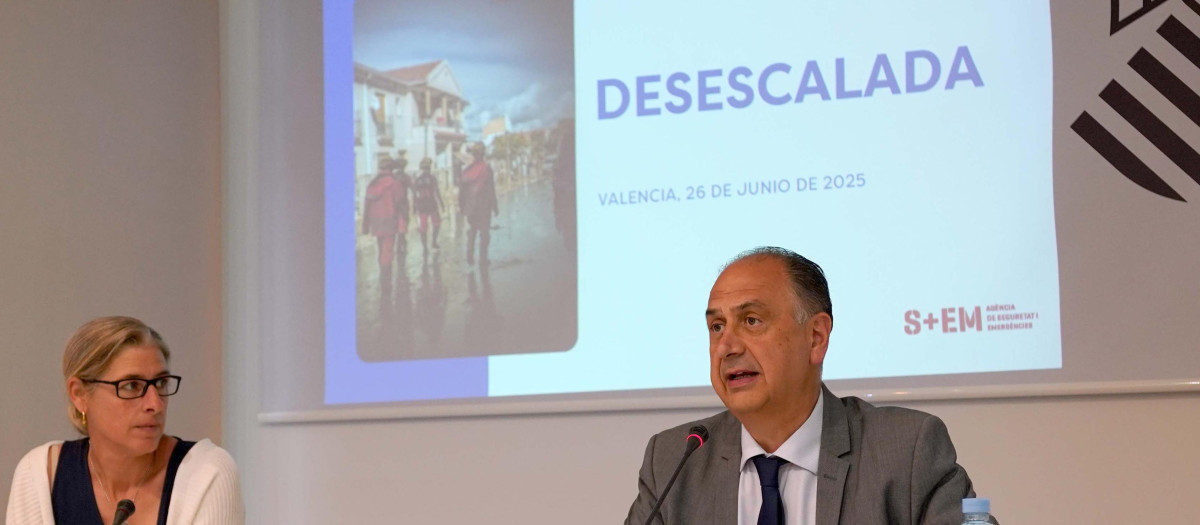 Imagen de Juan Carlos Valderrama e Irene Rodríguez explicando este jueves el final de la desescalada por la dana