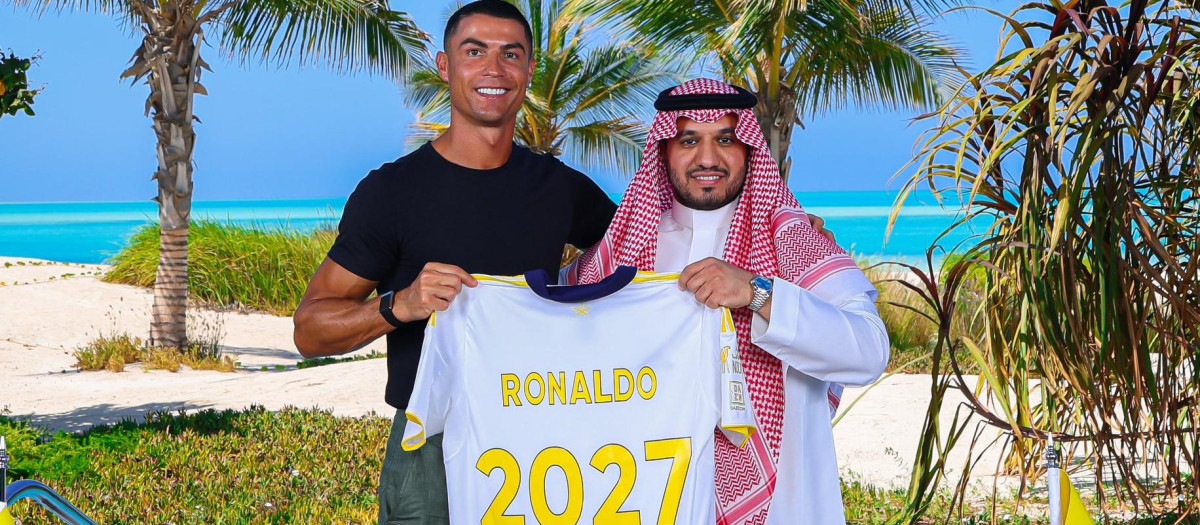 Cristiano Ronaldo con el presidente de Al-Nassr, Abdullah Al-Majid